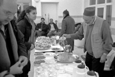 853657 Afbeelding van het buffet tijdens de officiële opening van de Abi Bakr Issiddik Moskee (Berlagestraat 100) te Utrecht.